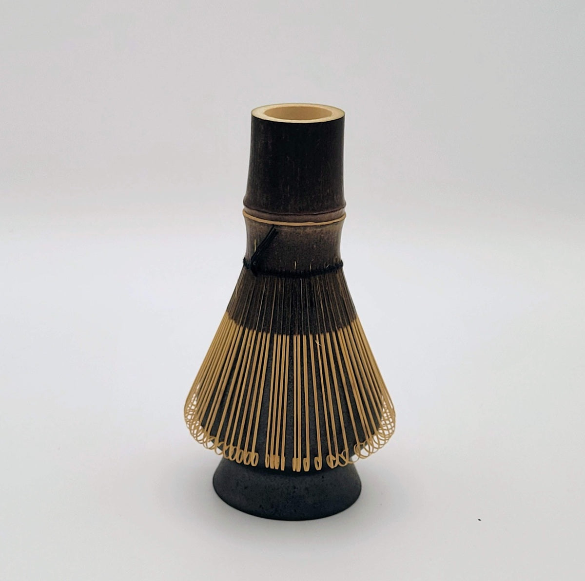 Ensemble matcha comprenant un fouet en bambou noir sculpté à la main (100 dents) avec support