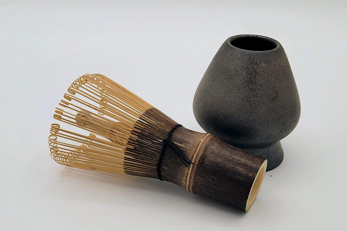 Ensemble matcha comprenant un fouet en bambou noir sculpté à la main (100 dents) avec support