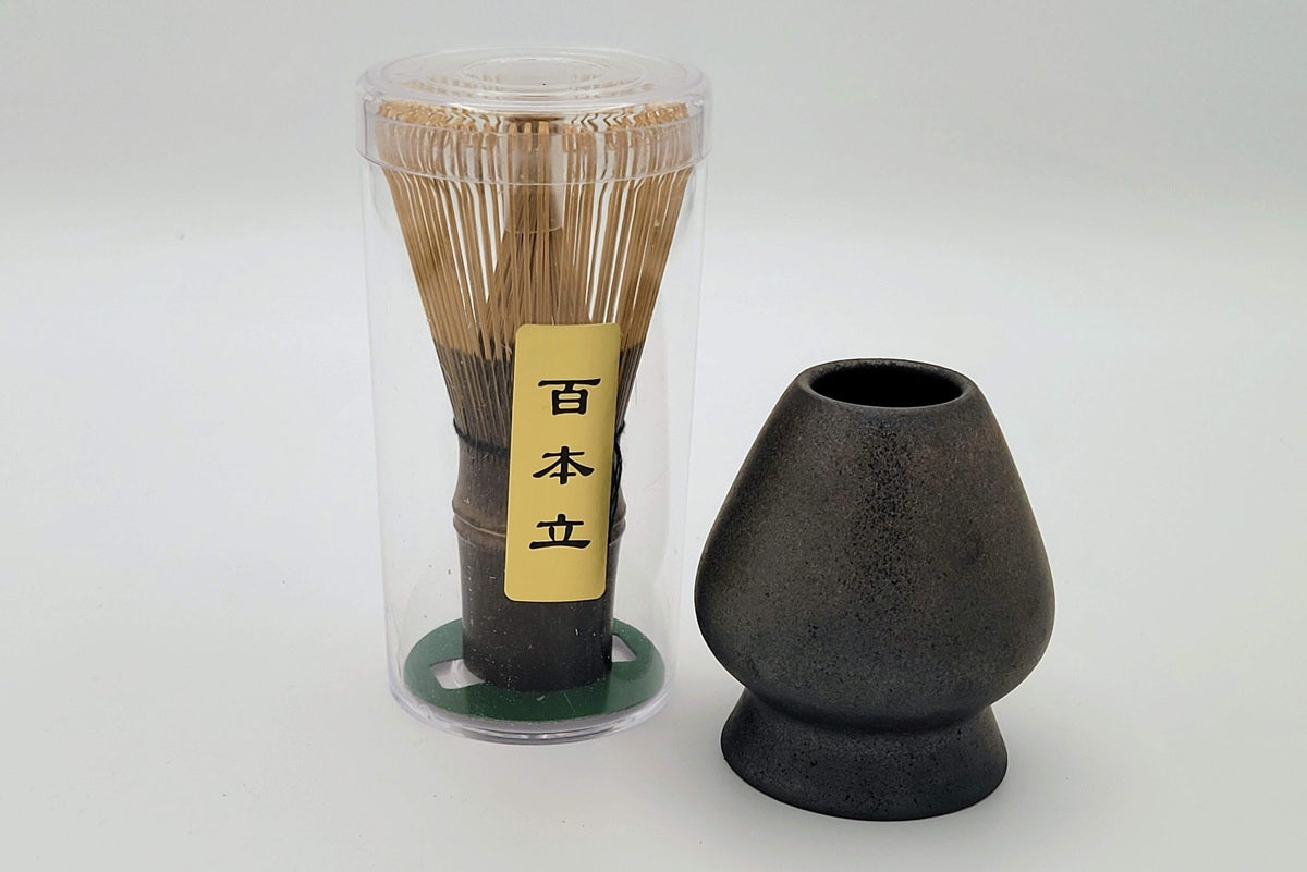 Ensemble matcha comprenant un fouet en bambou noir sculpté à la main (100 dents) avec support