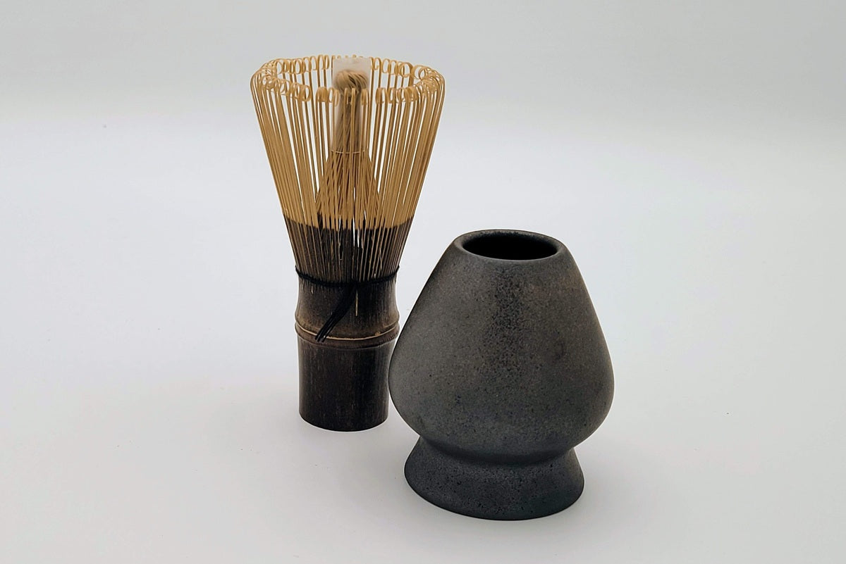 Ensemble matcha comprenant un fouet en bambou noir sculpté à la main (100 dents) avec support