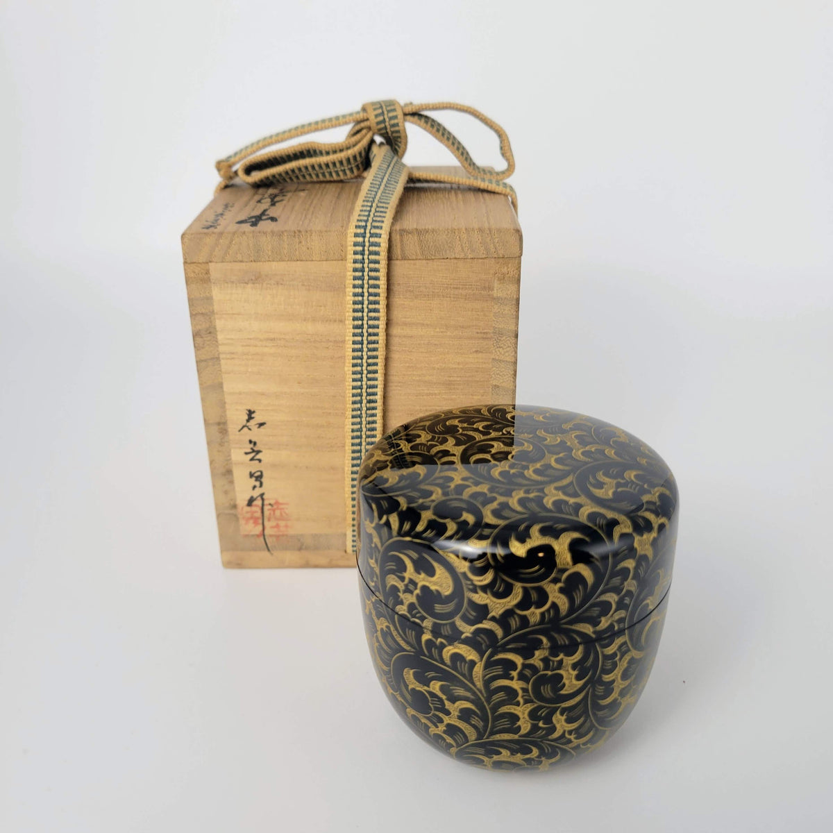 Natsume en laque chinkin à motif karakusa, par Maeshi Shigeo