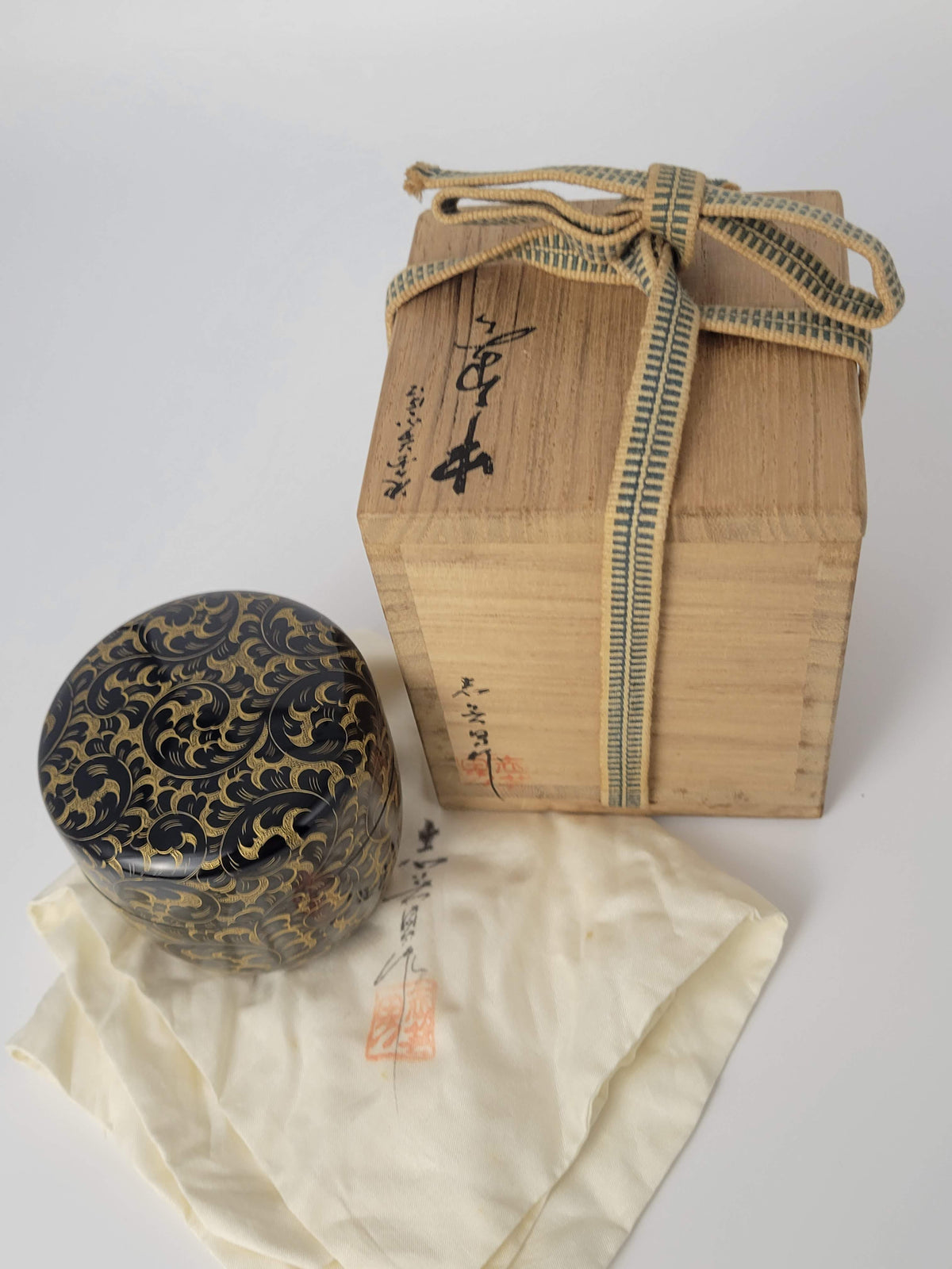 Natsume en laque chinkin à motif karakusa, par Maeshi Shigeo