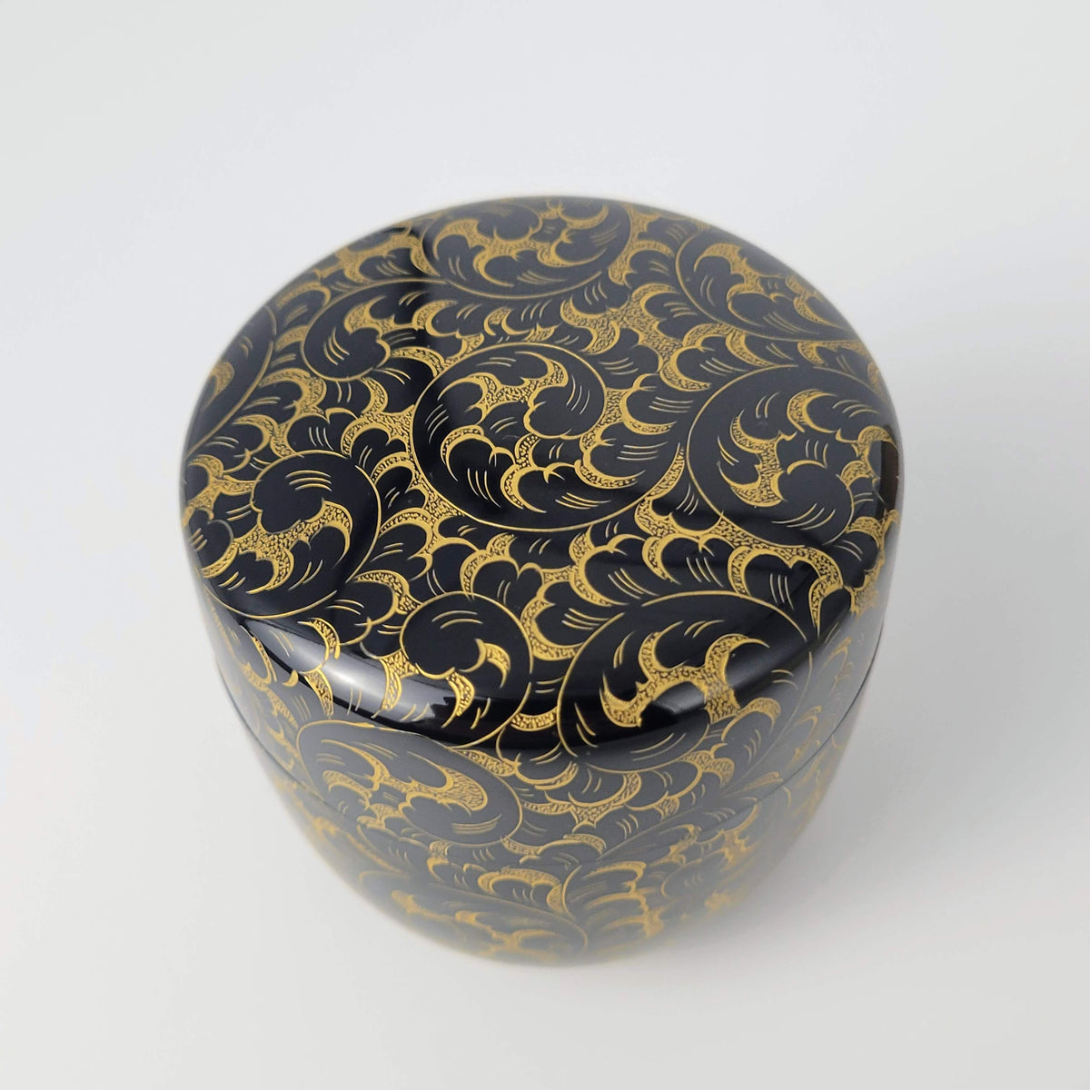 Natsume en laque chinkin à motif karakusa, par Maeshi Shigeo