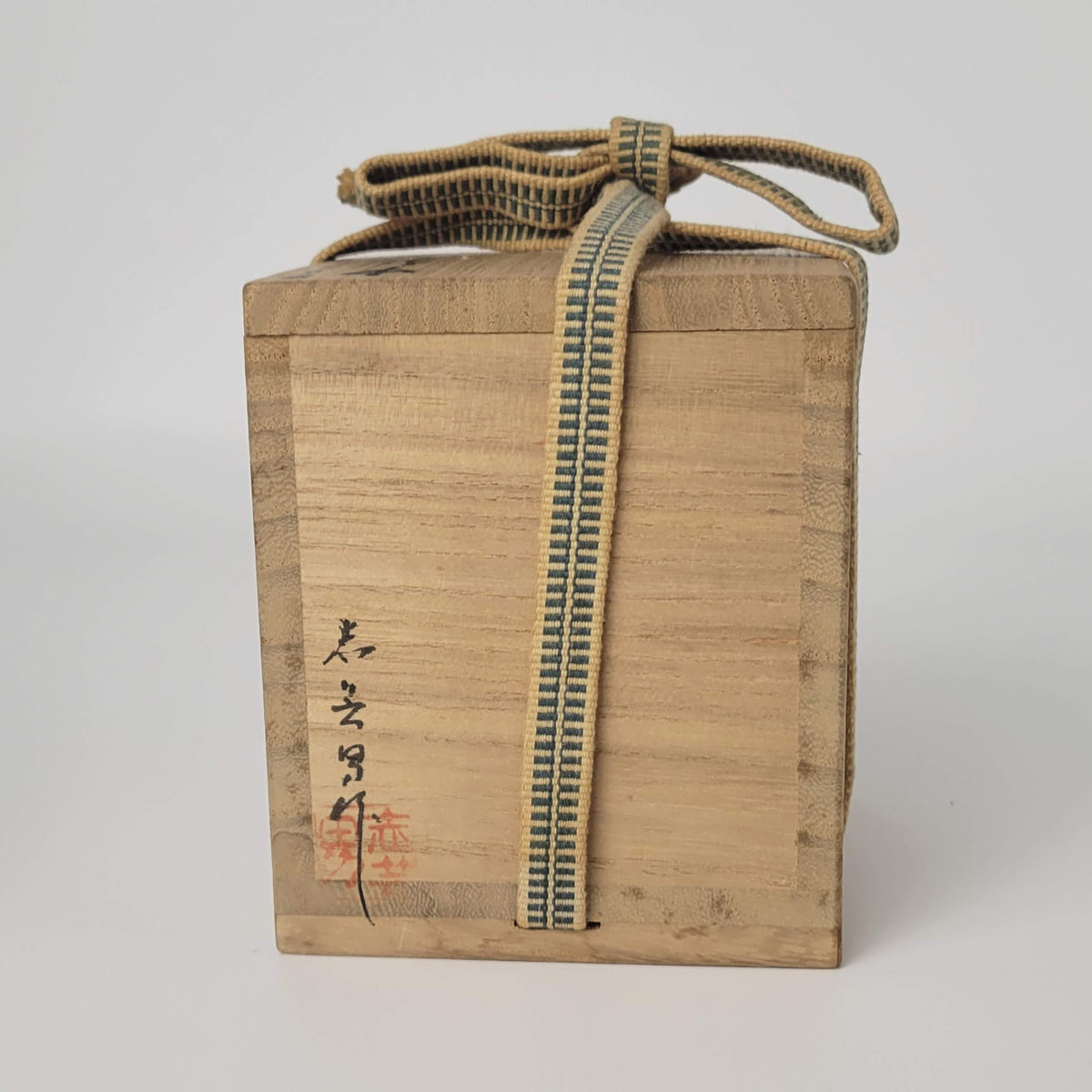 Natsume en laque chinkin à motif karakusa, par Maeshi Shigeo