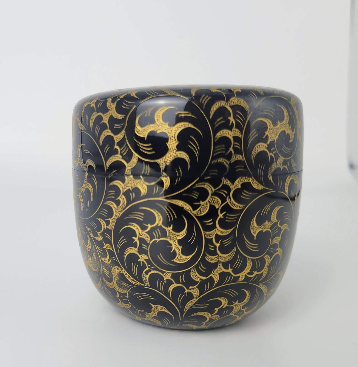 Natsume en laque chinkin à motif karakusa, par Maeshi Shigeo