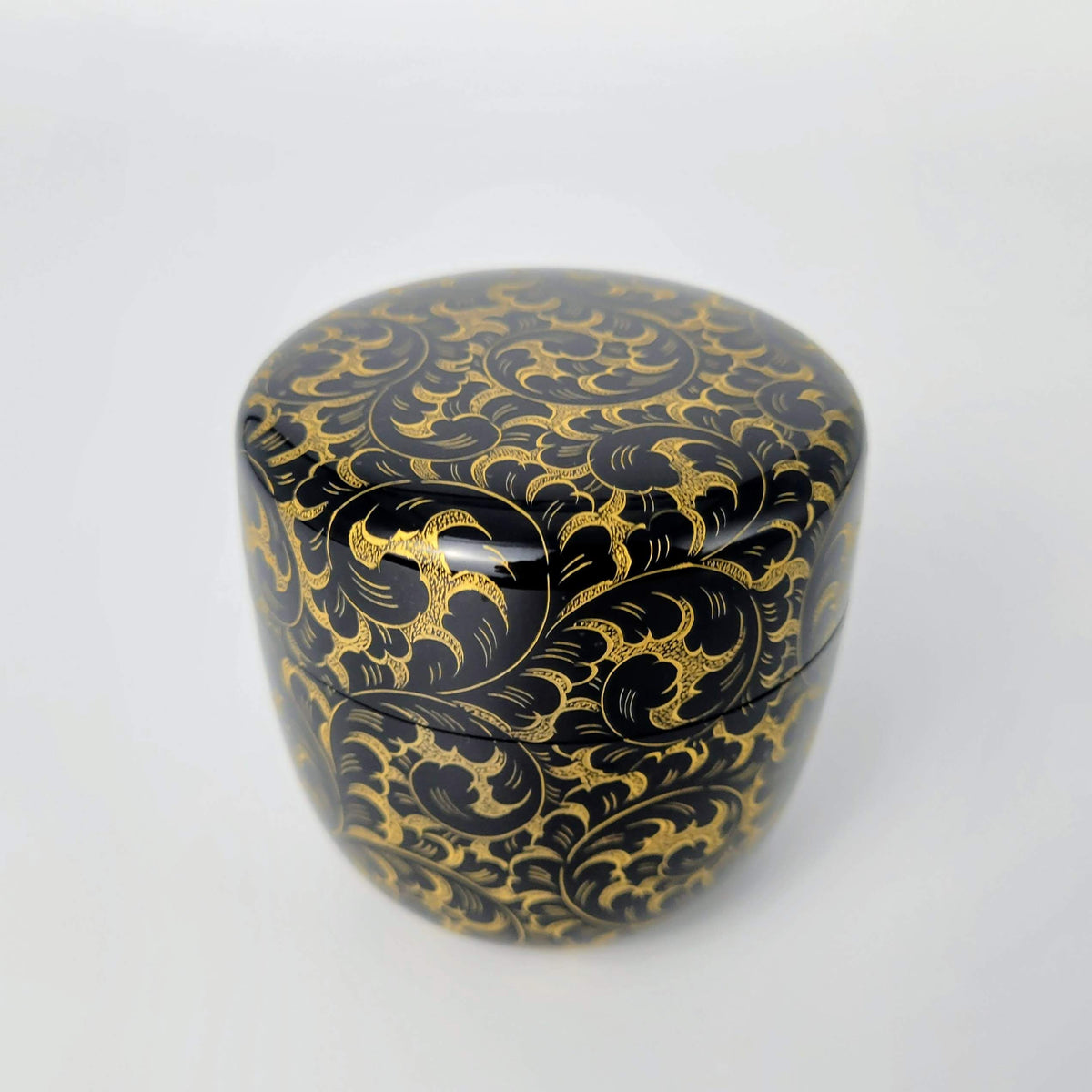 Natsume en laque chinkin à motif karakusa, par Maeshi Shigeo