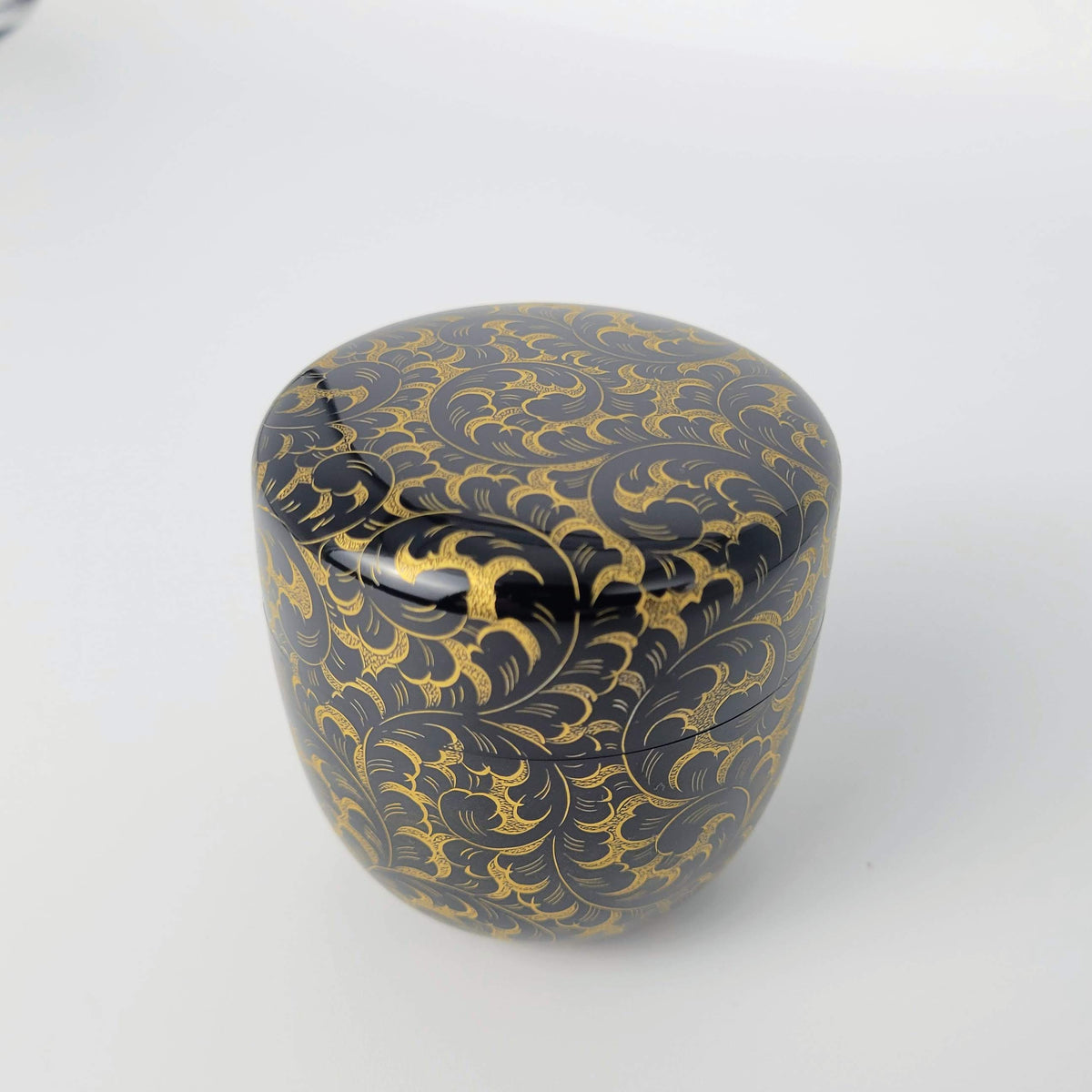 Natsume en laque chinkin à motif karakusa, par Maeshi Shigeo