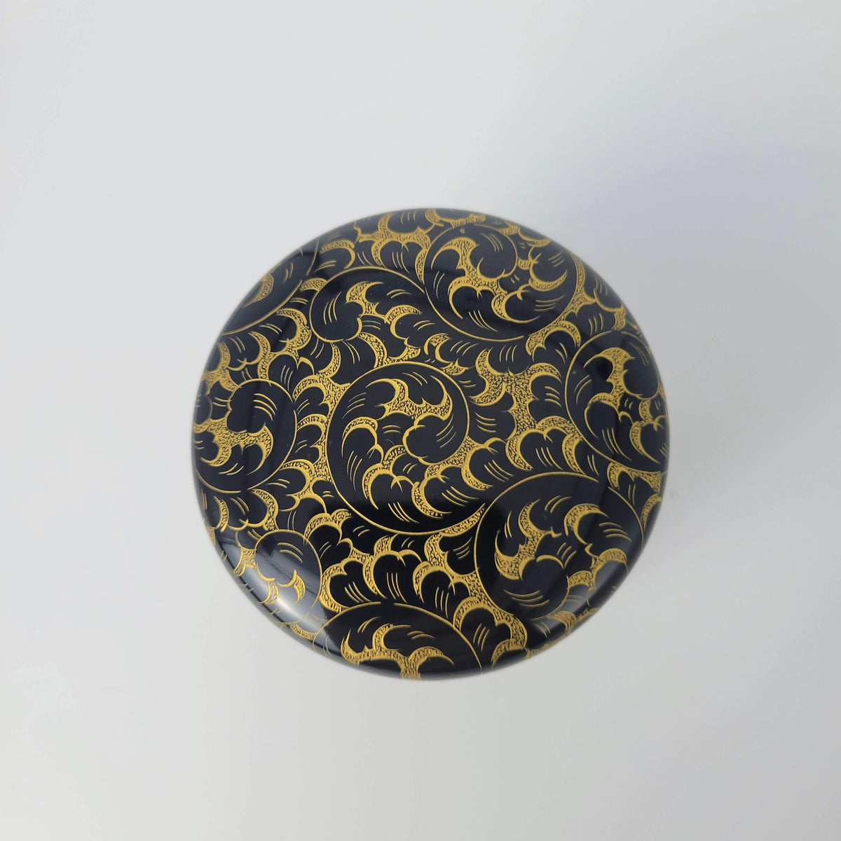 Natsume en laque chinkin à motif karakusa, par Maeshi Shigeo